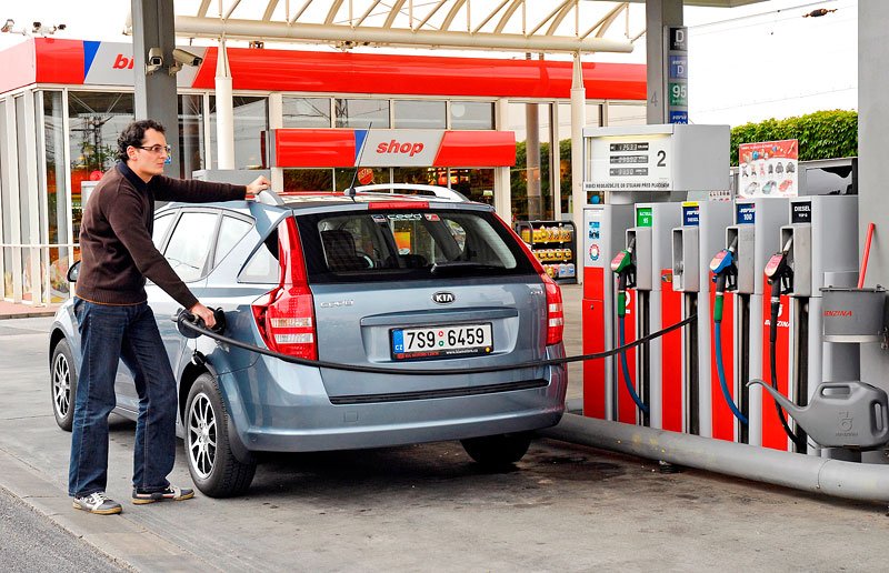 Na stále stoupající ceny benzinu si budeme muset zřejmě zvyknout.