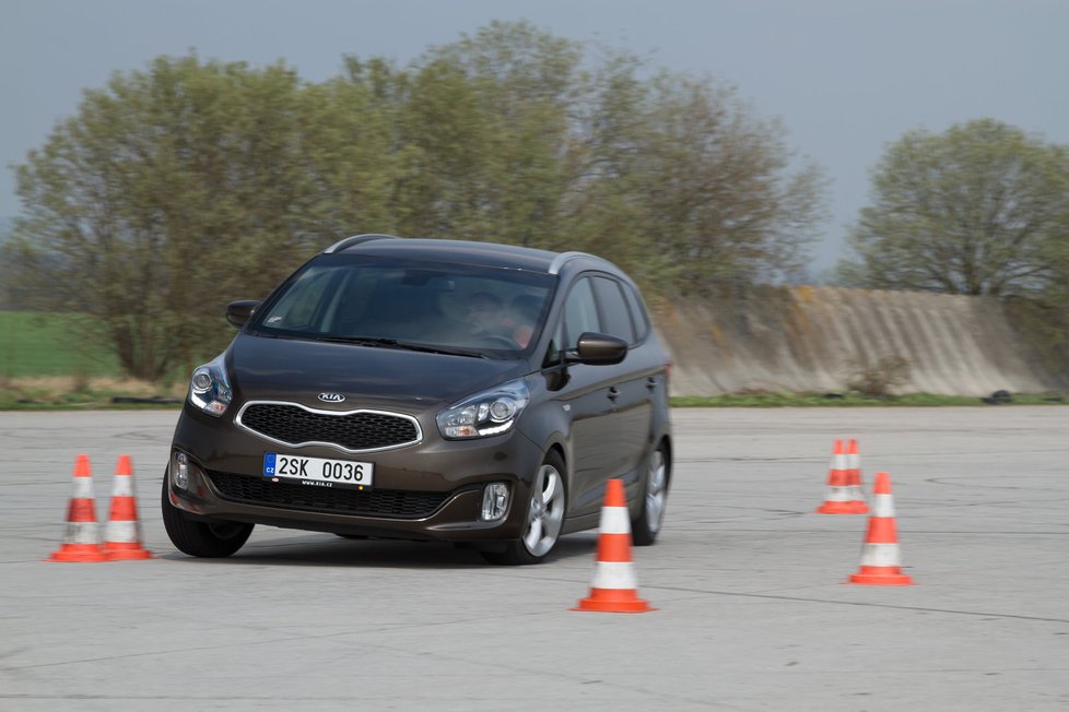 V extrémních situacích se carens chová neutrálně a zásah stabilizace do řízení je téměř neznatelný