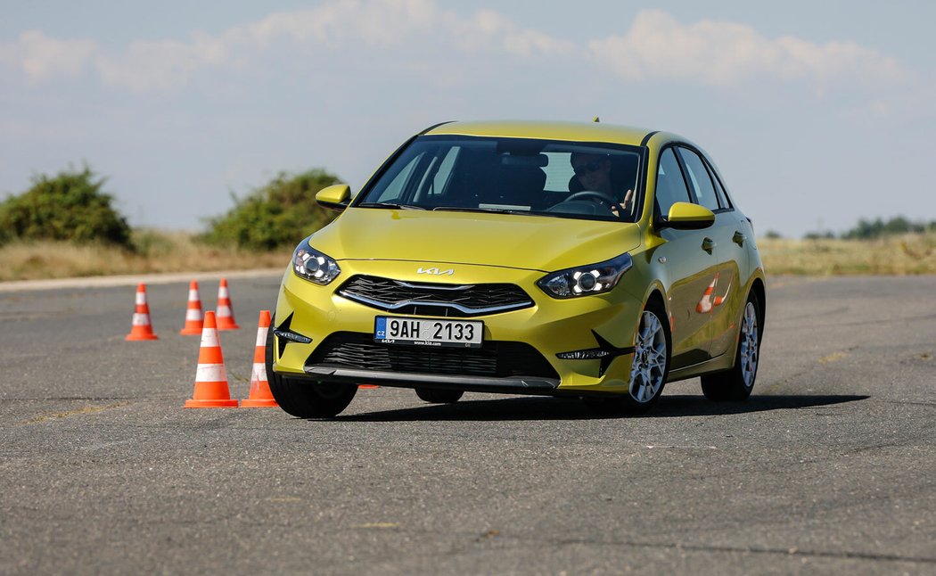 Kia absolvuje vyhýbací manévr s podobnou dynamikou jako opel, stabilizační program ale u ní zasahuje i na předních kolech a výrazněji