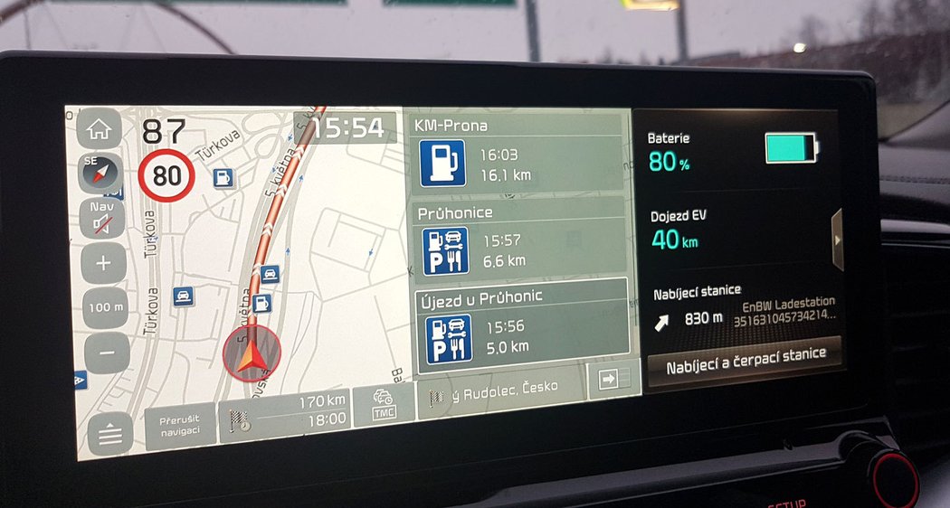 Využití pětiny kapacity, tedy pád na 80 % baterie, přichází po deseti dvanácti ujetých kilometrech