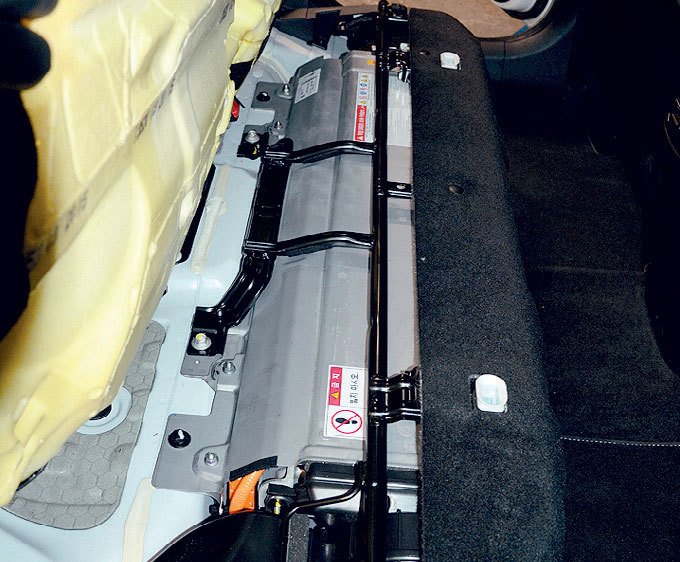 Trakční baterie s napětím 360 voltů je rozdělena na dvě části. Jedna se nachází pod zadními sedáky, druhá pod podlážkou zavazadelníku.