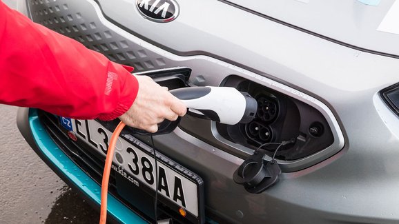 Kia prozrazuje, jak hodlá značit nové elektromobily. Moc práce jí to nedalo