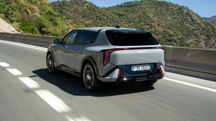 Hatchback, vyvinutý primárně pro Evropu, je naladěn tvrději a rovněž jeho sedadla jsou tužší, fastback je vláčnější. Hatchback, vyvinutý primárně pro Evropu, je naladěn tvrději a rovněž jeho sedadla jsou tužší, fastback je vláčnější.