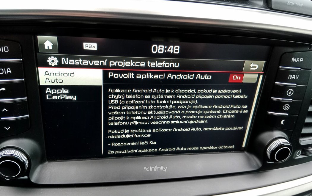 Android Auto a Apple CarPlay podporovaly před faceliftem jen verze s větší, 8“ navigací, po modernizaci už všechny. Navigační mapy jsou ještě na kartě SD, po záruce za jejich aktualizaci zaplatíte 4900 Kč.