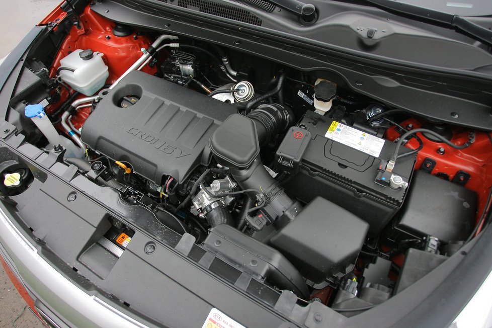 Motor 1.7 CRDi je cestou k nejnižší spotřebě. Udávaných 5,3 l/100 km jsme překročili přesně o litr. S úsporným paketem Eco dynamics má jezdit v průměru za 5,2 l.