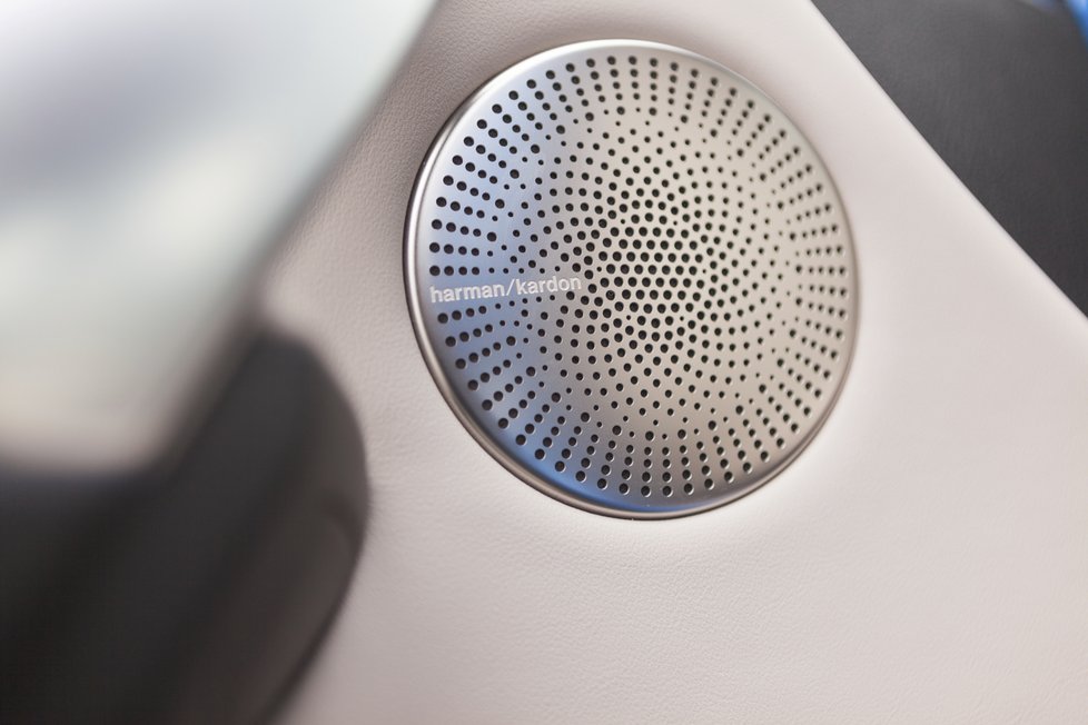 Audiosystém Harman Kardon s patnácti reproduktory zde představuje standard. Bohatá základní výbava je jednoznačnou výhodou modelu.