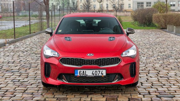 Kia váhá nad druhou generací sedanu Stinger. Zachrání ho elektrifikace?