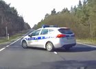 Video: Předjíždění policejního auta nedopadlo vůbec dobře!