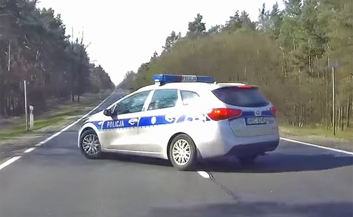 Video: Předjíždění policejního auta nedopadlo vůbec dobře!