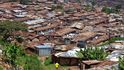 Zatímco v hlavním městě Keni rostou nové moderní výškové budovy a golfová hřiště, pro sousedící slum Kiberu jsou charakteristické chatrče z vlnitých plechů či hlíny. A také stoky plné odpadků.