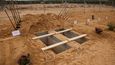 Nový hřbitov v kibucu Revivim pro oběti Hamásu z kibucu Be&#39;eri (15. 11. 2023).