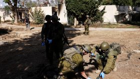Kfar Aza: Vojáci sbírají zásobníky po vpádu teroristů (15. 10. 2023).