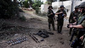 Kfar Aza: Vojáci sbírají zásobníky po vpádu teroristů (15. 10. 2023).