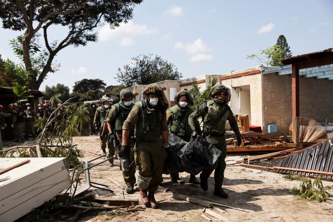 Izraelští vojáci, ke kterým se také brzo přidaly rekordní stovky tisíc rezervistů, prohledávali místa zasažená útokem. Na snímku izraelští vojáci v kibucu Kfar Aza tři dny po útoku teroristů z Hamásu.