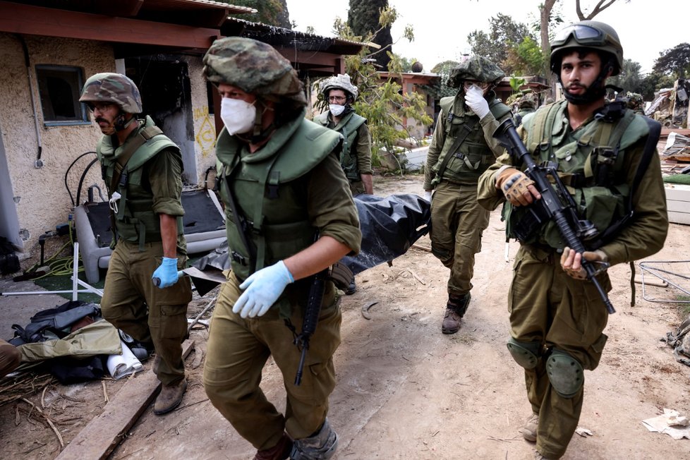 Izraelští vojáci v kibucu Kfar Aza, zmasakrovaného palestinskými teroristy (10. 10. 2023).