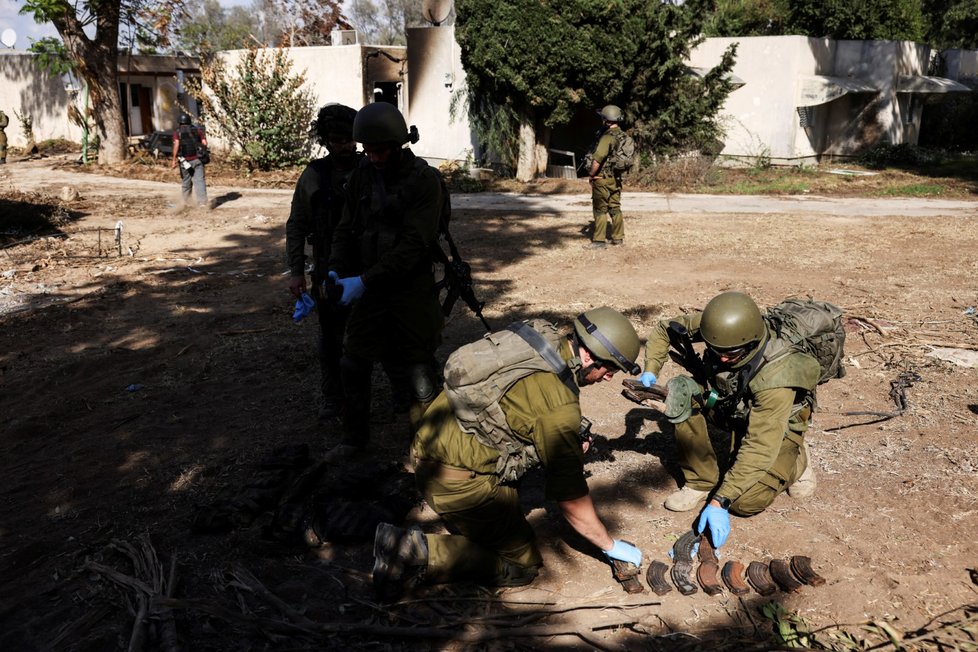 Kfar Aza: Vojáci sbírají zásobníky po vpádu teroristů (15. 10. 2023)