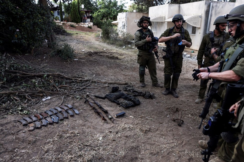 Kfar Aza: Vojáci sbírají zásobníky po vpádu teroristů (15. 10. 2023)
