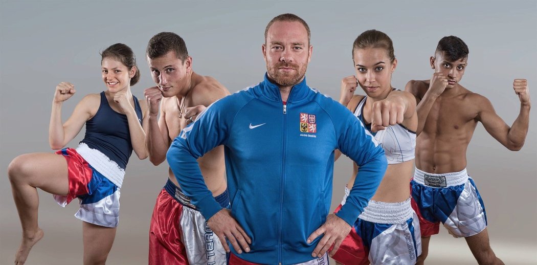 Část českého juniorského týmu kickboxu:  Zleva Barbora Bulínová, Viktor Beran, reprezentační trenér Alois Škeřík, Tereza Netušilová a Václav Sivák