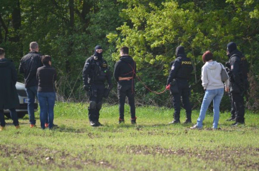 Policisté měli obžalované zajištěné na provaze, aby neutekli.