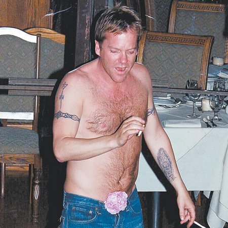 Herec Kiefer Sutherland to s pitím občas přežene, pak končí nahý, v tom lepším případě polonahý...