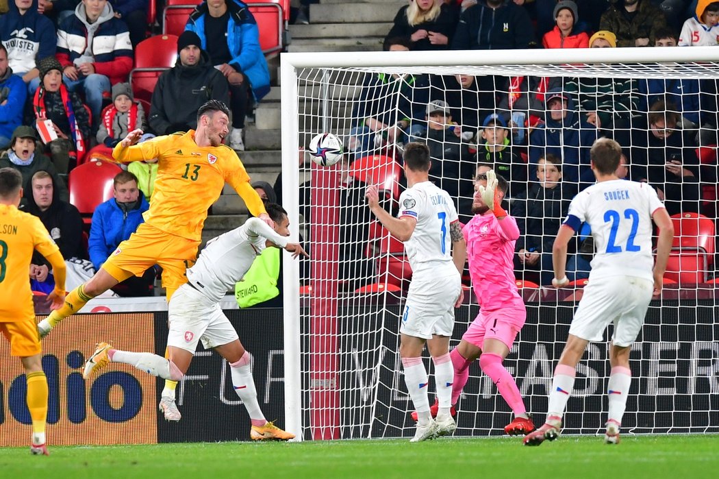 Kieffer Moore v hlavičkové šanci před Tomášem Vaclíkem