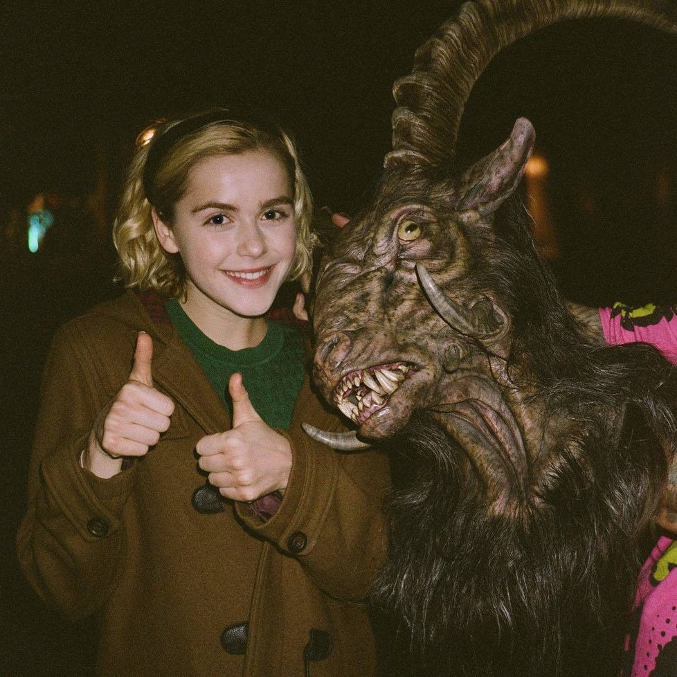 Kiernan Shipka při natáčení seriálu o čarodějce Sabrině