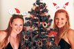 Jihoafrické Vánoce strávily  Kristýna Kolocová (Kiki, vlevo) s Markétou Slukovou (Maki) v »pracovním oděvu«, který jim moc sluší. 33 stupňů – to je přece na plavky!