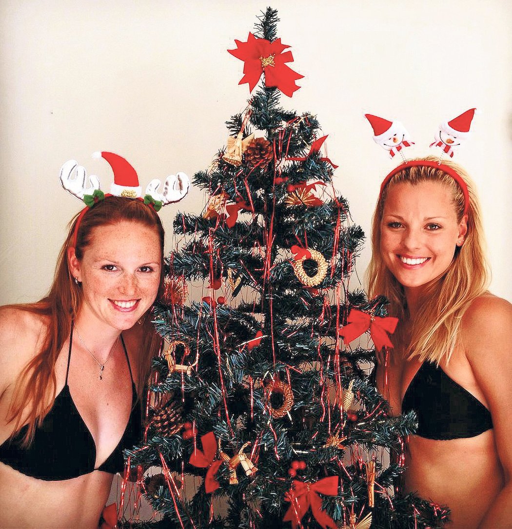 Jihoafrické Vánoce strávily  Kristýna Kolocová (Kiki, vlevo) s Markétou Slukovou (Maki) v »pracovním oděvu«, který jim moc sluší. 33 stupňů – to je přece na plavky!