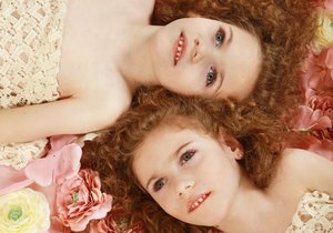 Twins Kiki and Mimi (14) suffer from cerebral palsy, epilepsy and a rare genetic disease.