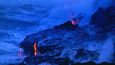 Kilauea na Havaji, která podle Havajanů chrlí lávu nepřetržitě od roku 1983, zalila roztavenou horninou začátkem května i června široké okolí a zničila několik stovek domů. V klidnějších dobách však jde o sopku oblíbenou turisty, neboť se z ní láva vylévá do oceánu. Do roku 2014 toto přírodní divadlo mohli zvědavci pozorovat přímo z vody, pak už jen z bezpečí vyhlídky Halemaʻumaʻu.
