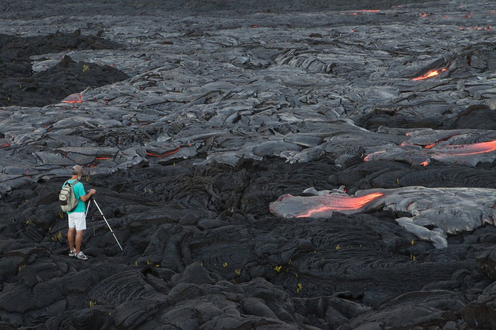 Turista jde na procházku po horké půdě u sopky Kīlauea na Havaji