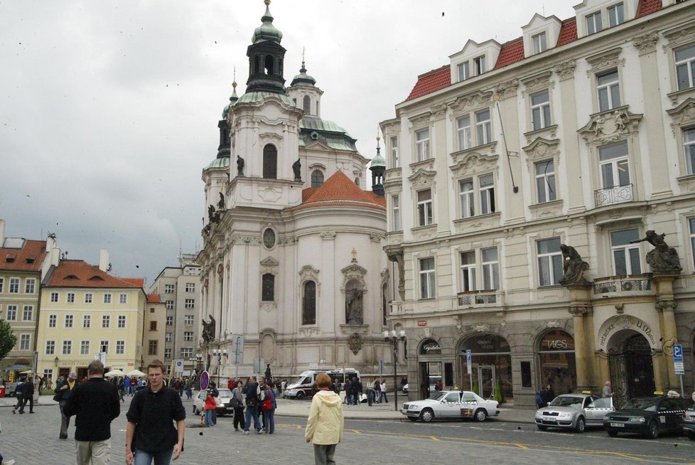 Okrasou Staroměstského náměstí je zdejší chrám sv. Mikuláše, který navrhoval Kilián Ignác Dientzenhofer.