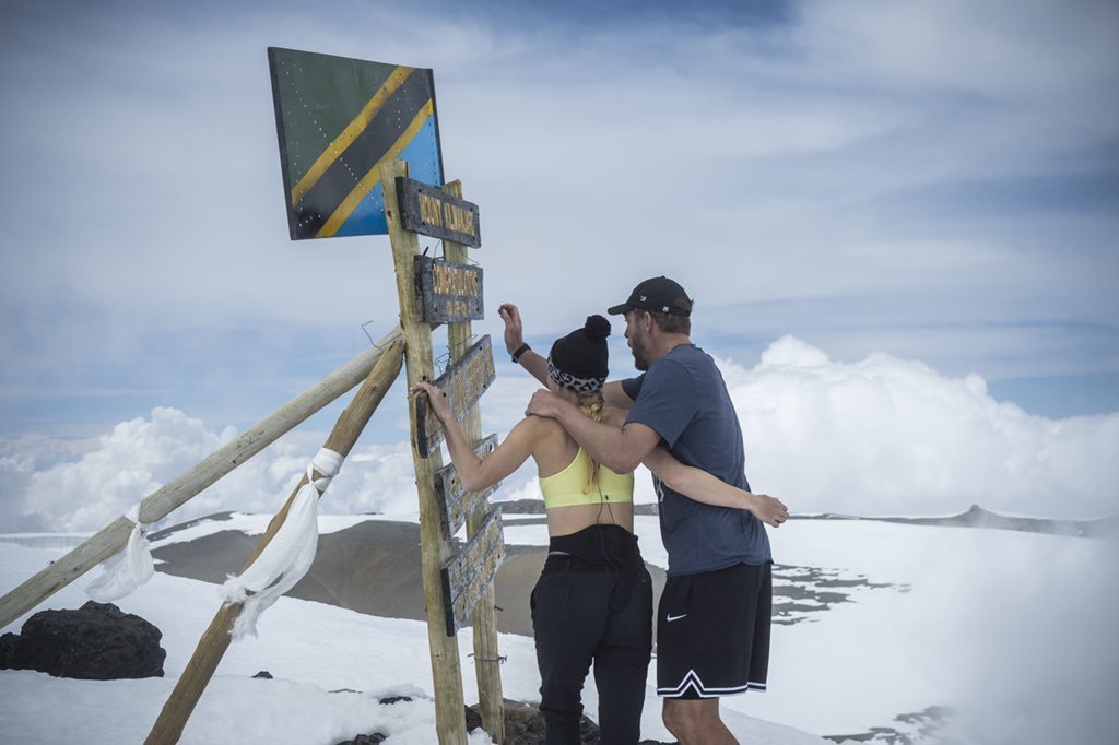 Caroline Wozniacká a David Lee na vrcholu Kilimandžára