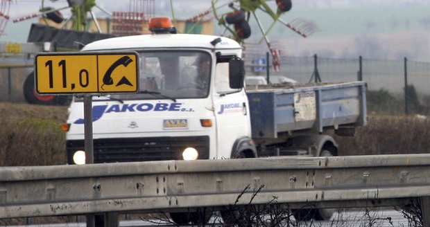 81 tisíc za malou značku: Silničáři si pořádně připlatili, a to bez soutěže