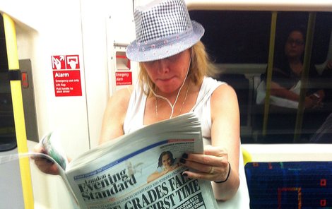 Kim Cattrall byla v metru k nepoznání.