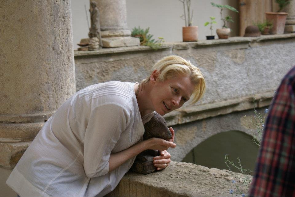 Britská herečka Tilda Swinton se tulila ke kamennému lvovi