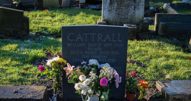 Herečka Kim Cattrall nechala své jméno vytesat do náhrobního kamene.
