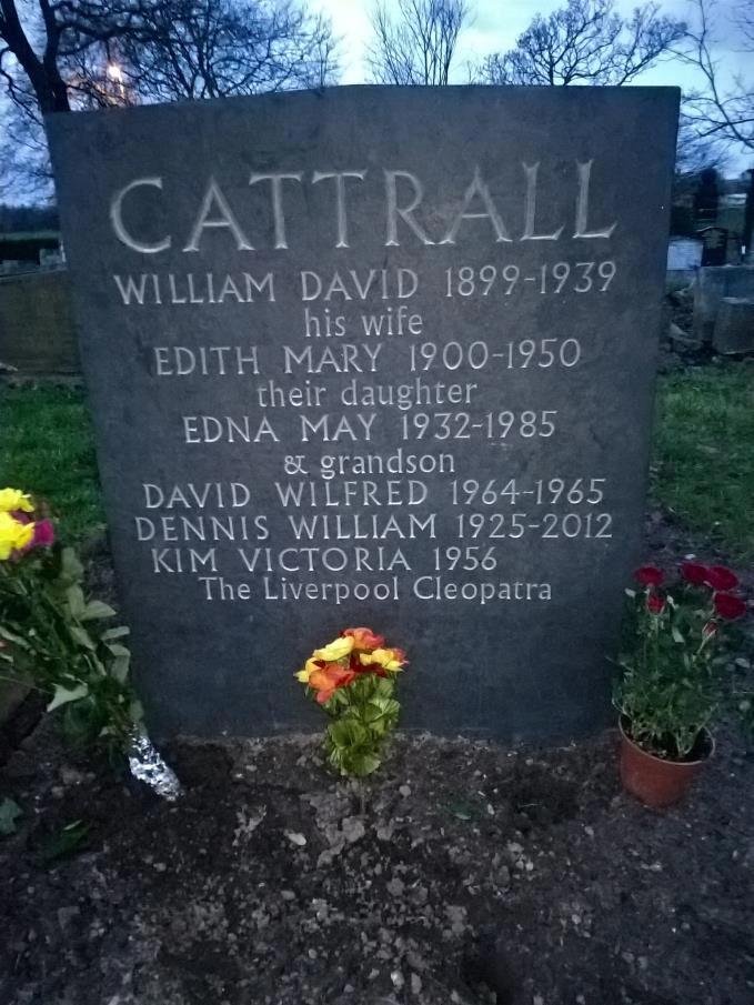 Herečka Kim Cattrall nechala své jméno vytesat do náhrobního kamene.
