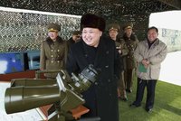 Výroční zkouškou zbraní vysmátý Kim vzkazuje: Dejte si na mě bacha!