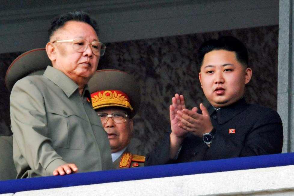 Kim Čong-il s nástupcem při vojenské přehlídce v říjnu 2010.