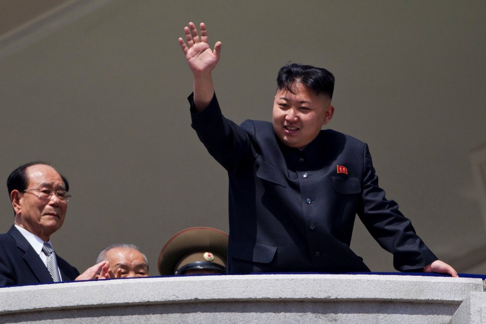 Duben 2012: Kim Čong-un se oficiálně chápe moci.