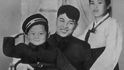 Malý Kim Čong-il se svým otcem Kim Ir-senem a svou matkou. Snímek z roku 1945.