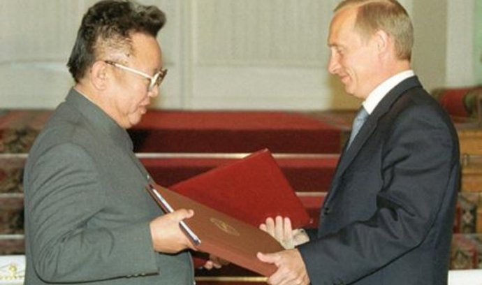 Kim Čong-il na návštěvě Moskvy v roce 2001.