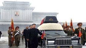 Kim Čong-il sice Američany nenáviděl, k hrobu ho však odvezly americké bouráky