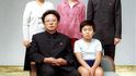 Fotografie z 19. srpna roku 1981. Nalezneme na ní Kim Čong-ila, jeho syna Jong-Nama, sedícího po jeho boku a dále Kimovu švagrovou Sung Hye-Rang (vlevo), její dceru Lee Nam-Ok (uprostřed) a jejího syna Lee Il-Nama (vpravo)