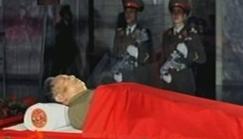 Tělo severokorejského diktátora je zakryto rudou dekou