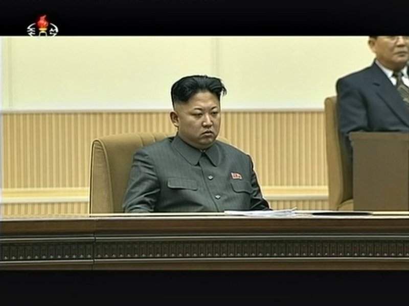 Současný diktátor Kim Čong-un během vzpomínkového zasedání dva roky po smrti svého otce