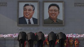 Kim Čong-il (vpravo) zemřel 17. prosince 2011. Vlevo jeho předchůdce Kim Ir-sen