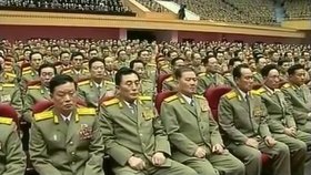 Členové severokorejské armády při vzpomínkové akci na Kim Čong-ila