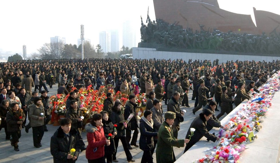 Lidé v KLDR se vyrazili poklonit zesnulému vůdci Kim Čong-ilovi, který zemřel 17. prosince 2011